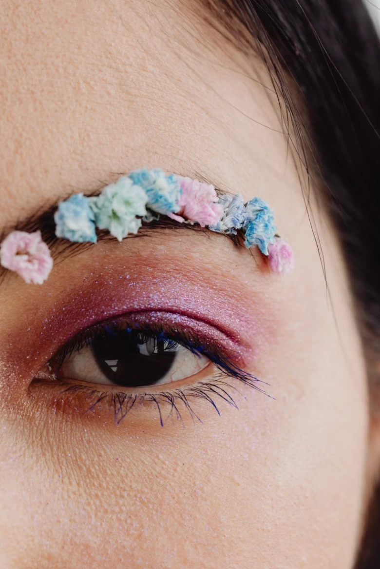 Cool compress applied after eyebrow threading at Erothots