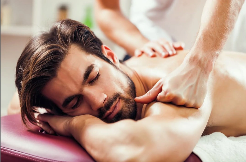 Deep tissue work on the shoulders at the Erothots salon